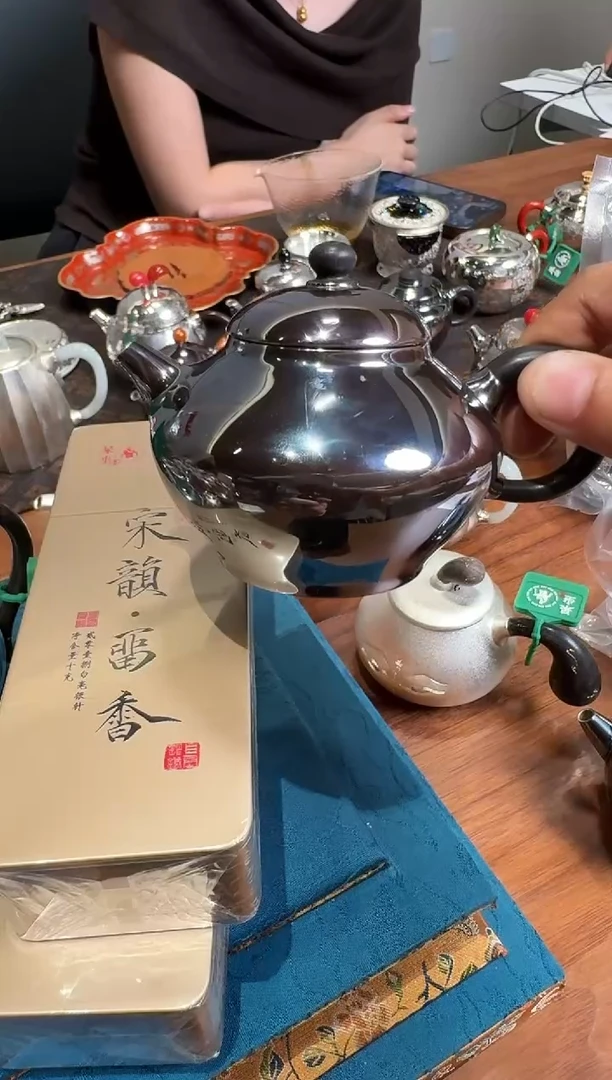 -茶*頭呆坐 整敲镜面玄紫合欢壶