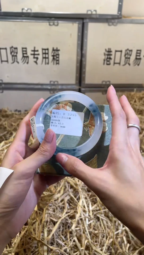 未镶嵌手镯石英质玉D3255