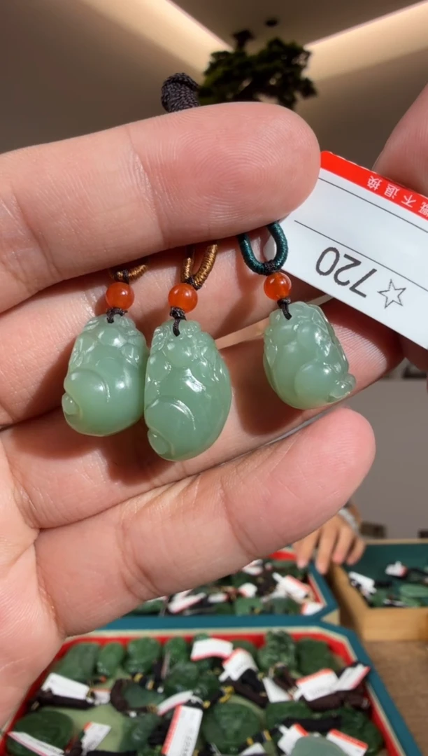 颈饰未镶嵌和田玉1多样性发货发其中一件