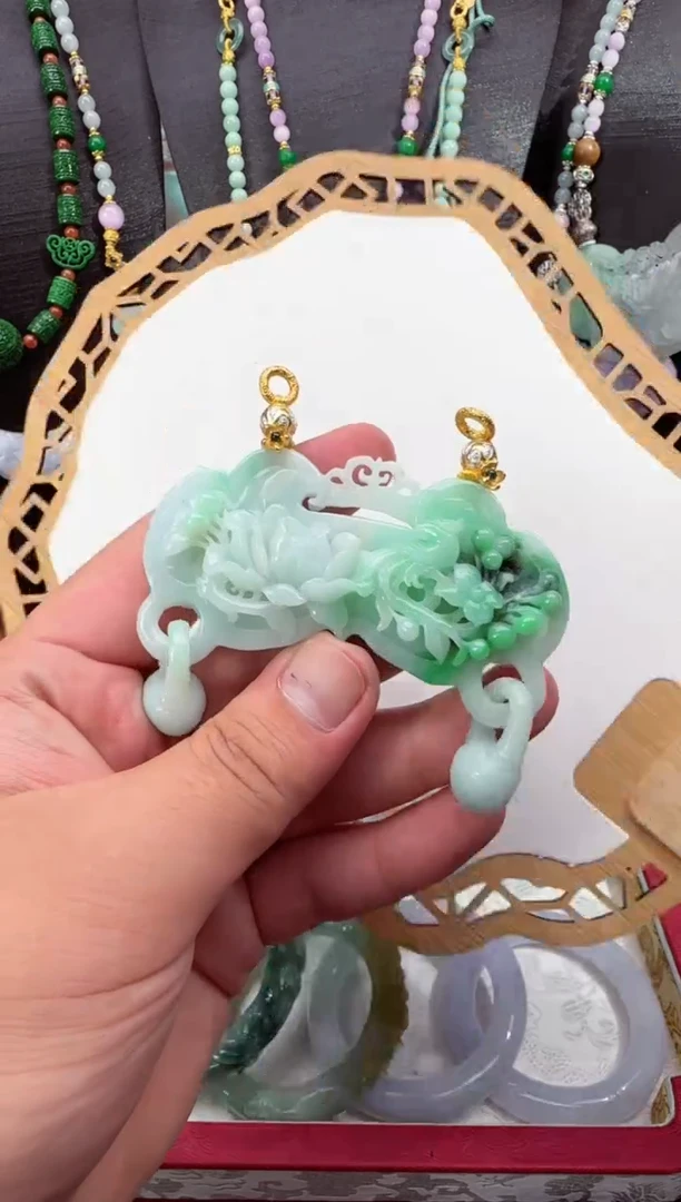 颈饰未镶嵌翡翠吊坠