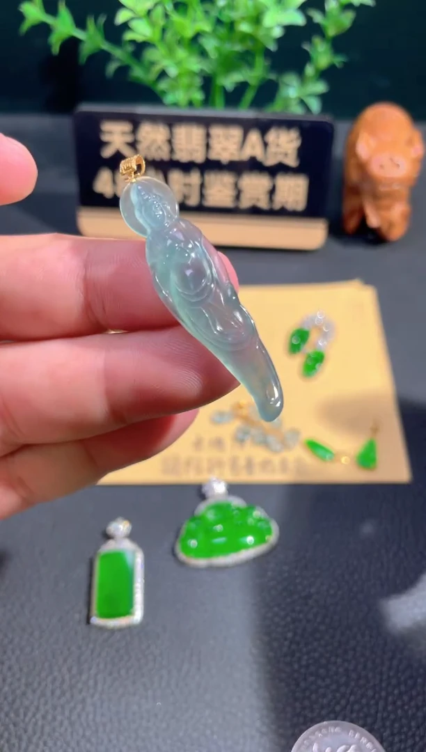 颈饰18K金镶嵌翡翠翡翠