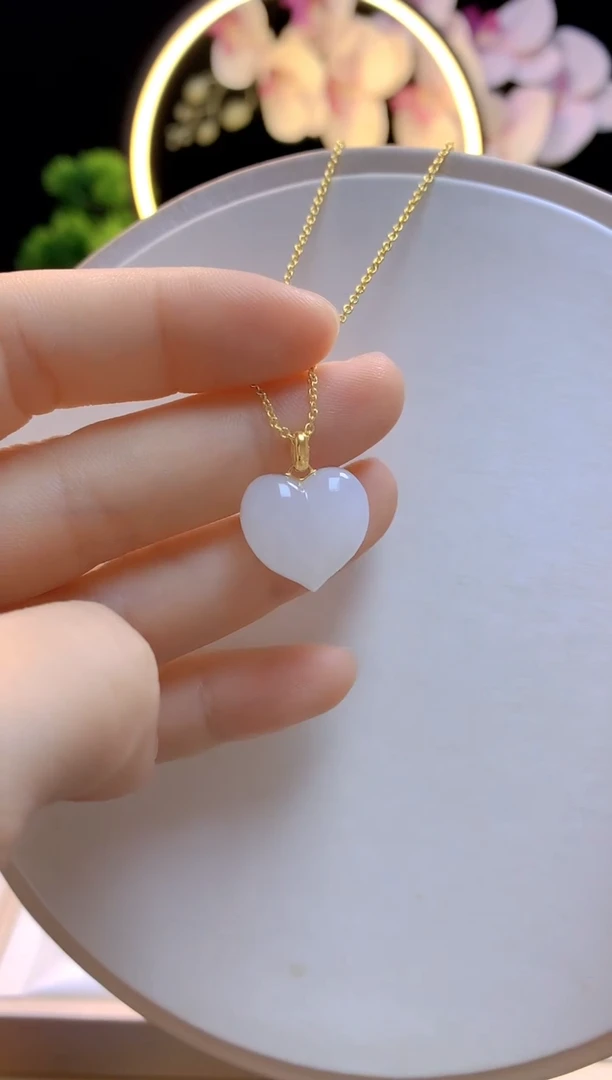 吊坠(赠链)18K金镶嵌和田玉白玉爱心桃