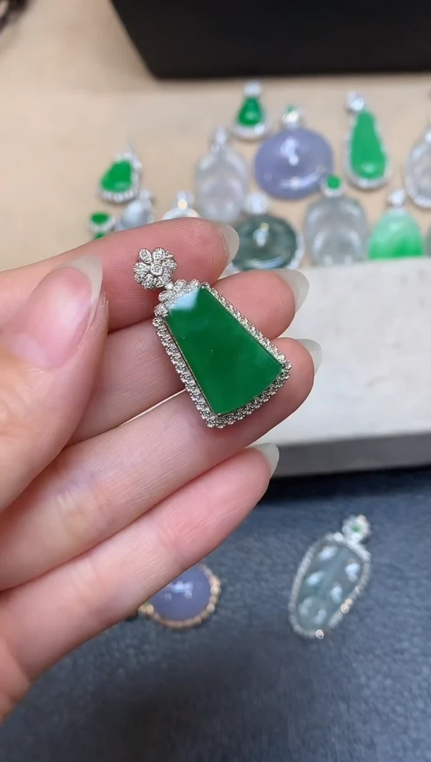 颈饰18K金镶嵌翡翠树叶【无服务费