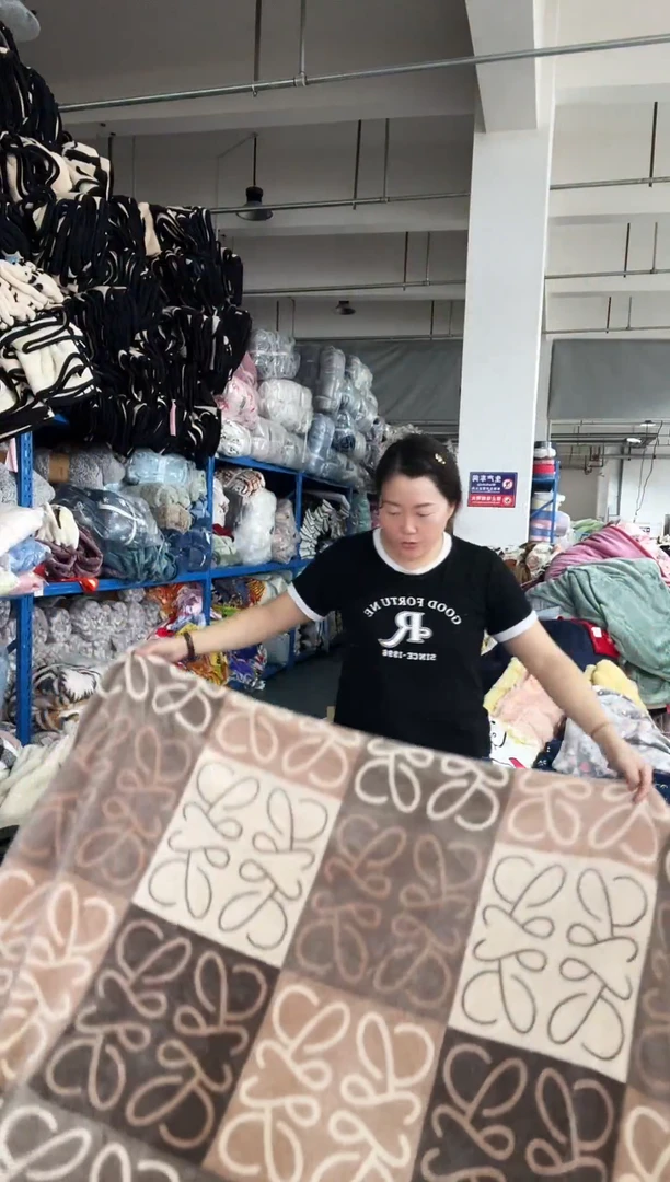 混纺主播手上展示的产品