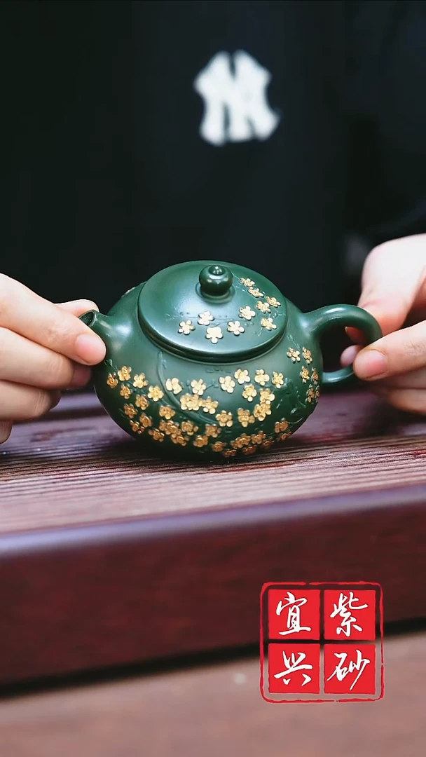 紫砂其他宜兴原矿紫砂    绿泥金梅寒江