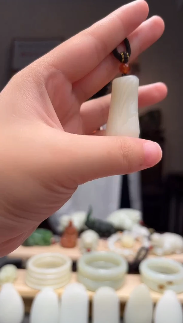 颈饰未镶嵌和田玉吊坠