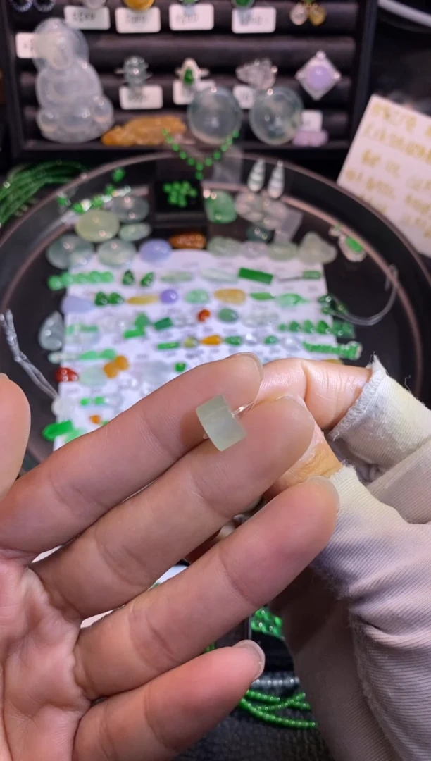 【闪购商品】翡翠挂件未镶嵌桶珠