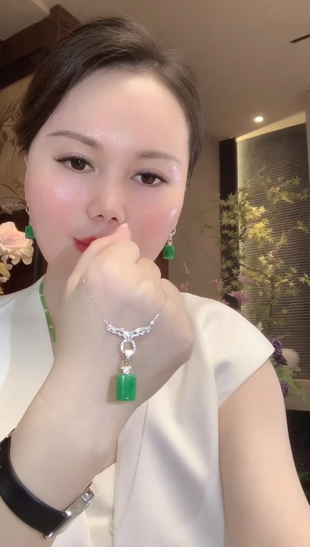 吊坠(不含链)18K金镶嵌翡翠A2 多样性发货一件