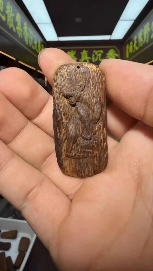 沉香吊坠40号生肖虎镶嵌单面雕多样性发一