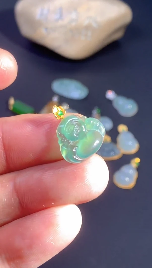 颈饰18K金镶嵌翡翠