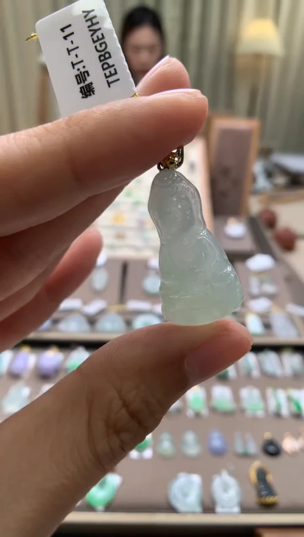 翡翠18K金镶嵌颈饰观音