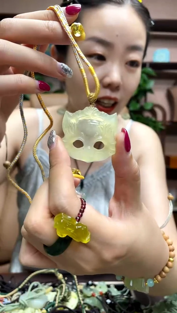 岫玉未镶嵌吊坠·