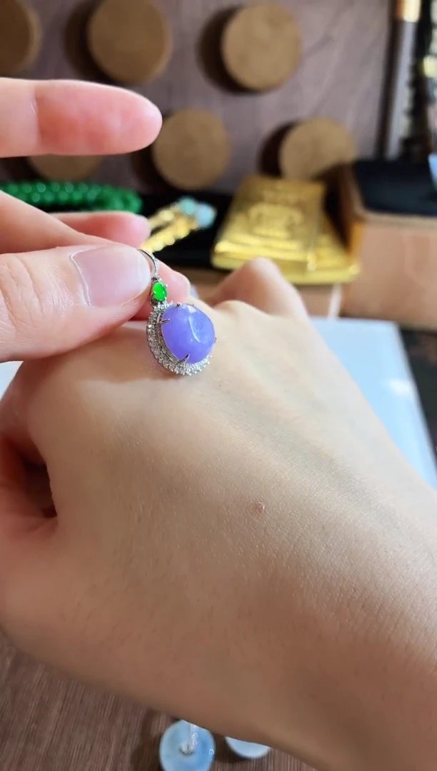 翡翠18K金镶嵌颈饰吊坠