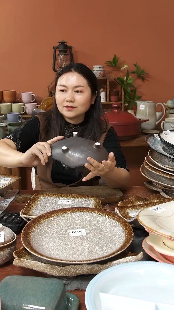 陶瓷燕*B567陶瓷复古异形三足碗一个微瑕