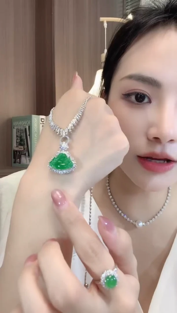 翡翠18K金镶嵌吊坠(不含链)C89