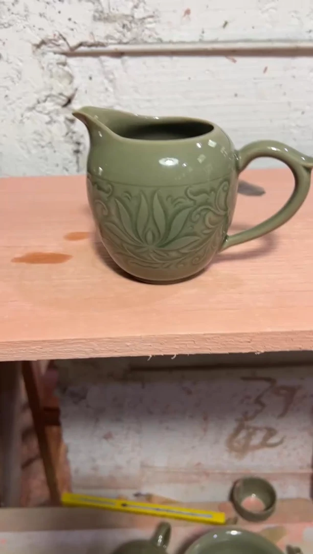 微瑕耀州窑鹰嘴公道杯