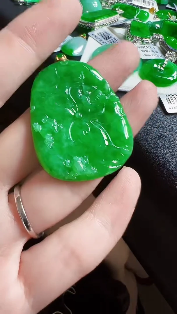 颈饰18K金镶嵌翡翠溪**嘻荷叶