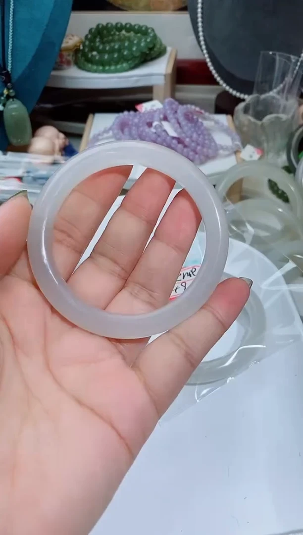 和田玉手镯未镶嵌?****e990一个Queenie的