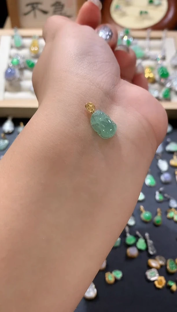 颈饰18K金镶嵌翡翠貔貅