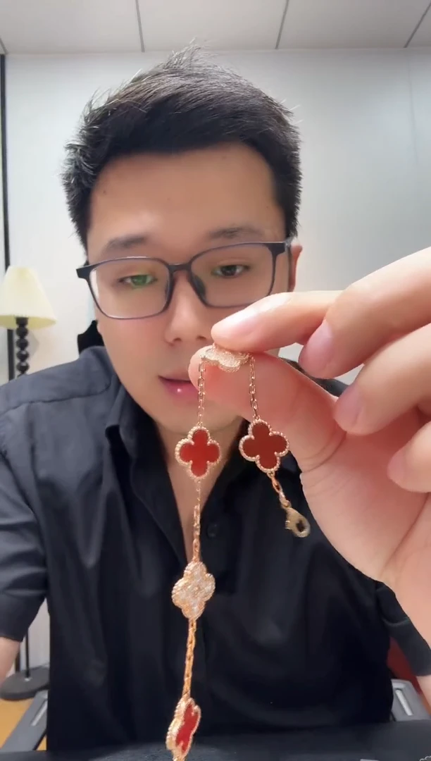 18K金镶嵌手链钻石J****G红花隔钻手链