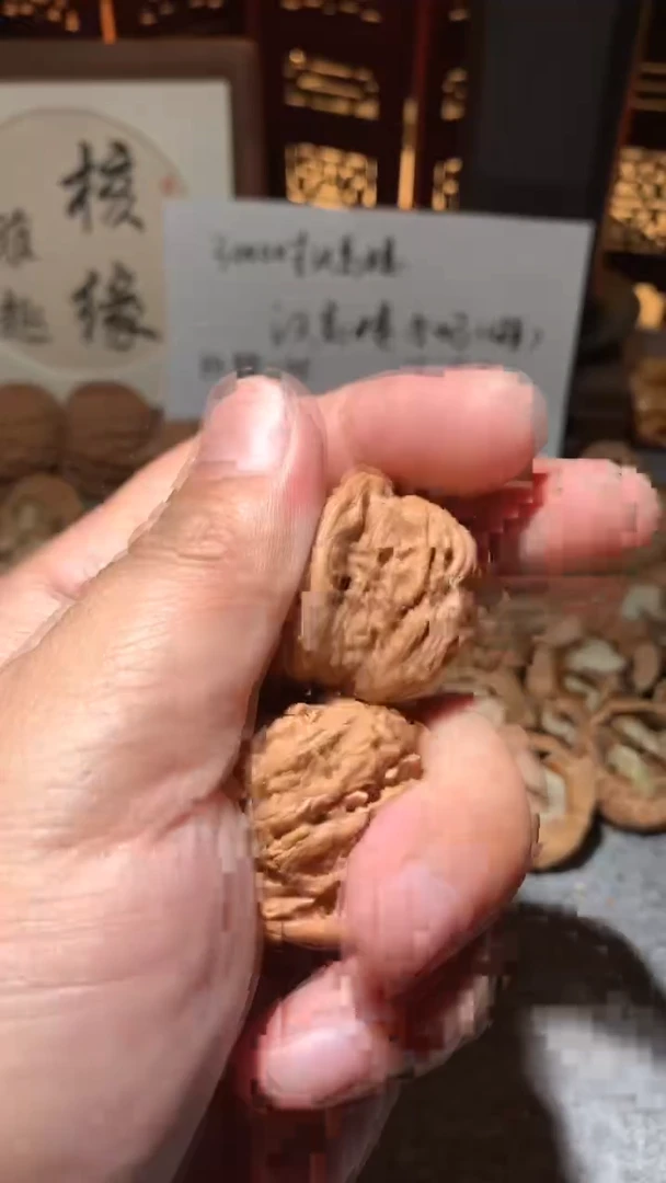 文玩核桃把件【核缘雅趣】42左右汉高楼，同尺寸随机发
