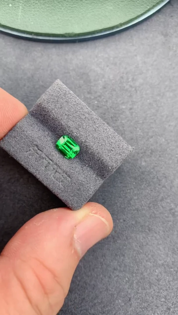 未镶嵌裸石定制石榴石1.08ct 沙弗莱 定制