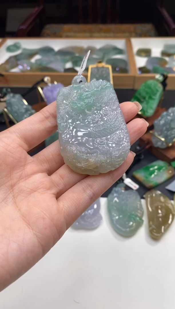 颈饰未镶嵌翡翠龙牌