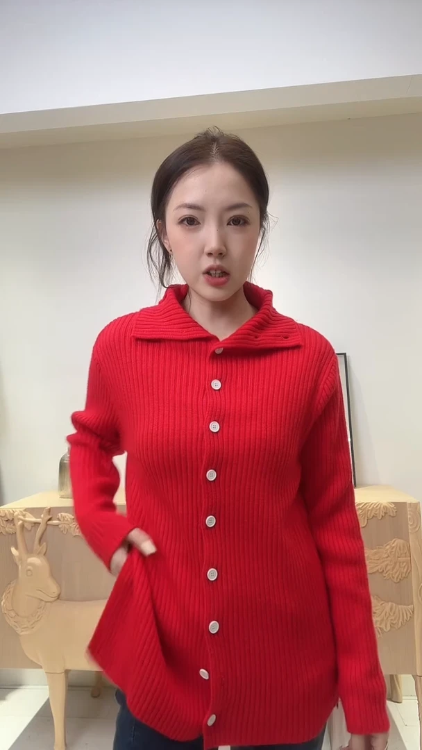 红色白扣翻领羊毛上衣