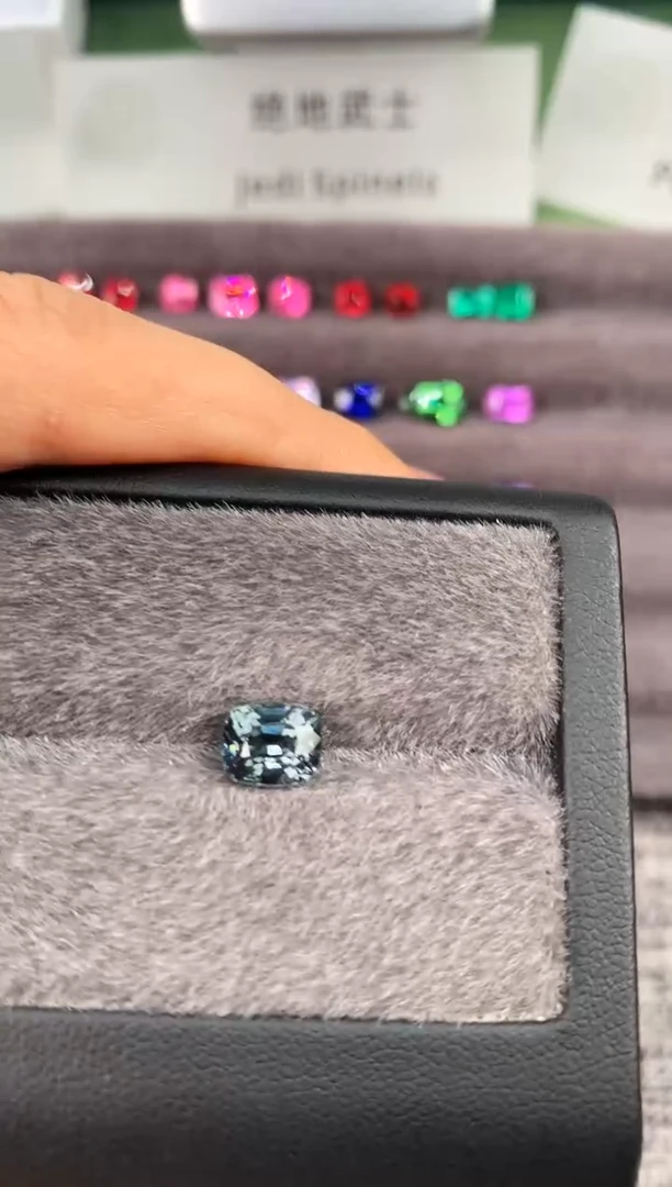 未镶嵌裸石定制尖晶石枕型 石墨色调 1.95ct