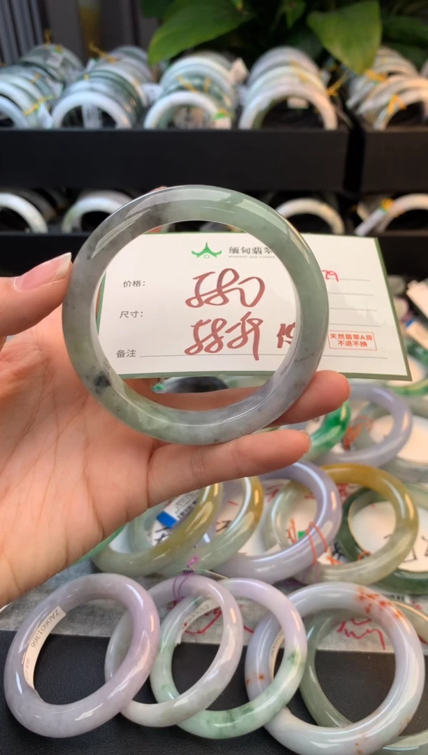 未镶嵌定制翡翠毛货需精细抛光+多人