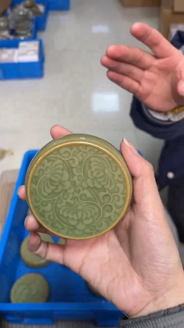 陶瓷青瓷菊纹盖置（一个）