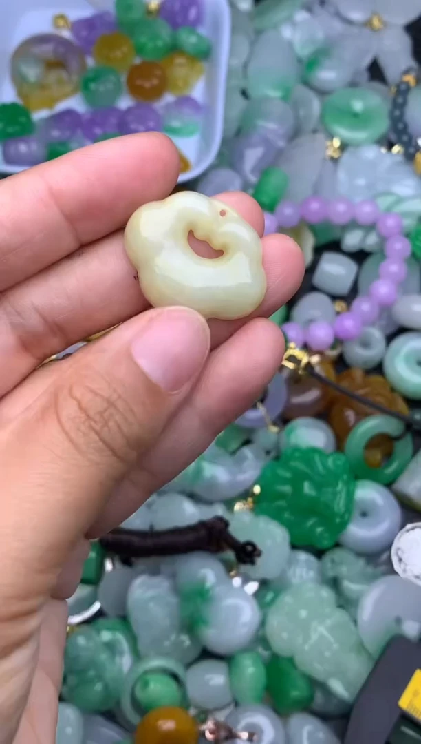 颈饰未镶嵌翡翠天然缅甸翡翠吊坠