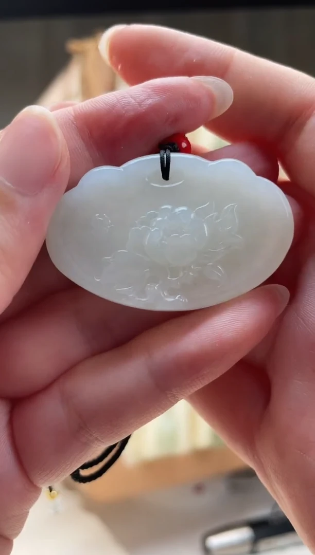 和田玉未镶嵌颈饰牡丹锁（有细裂）