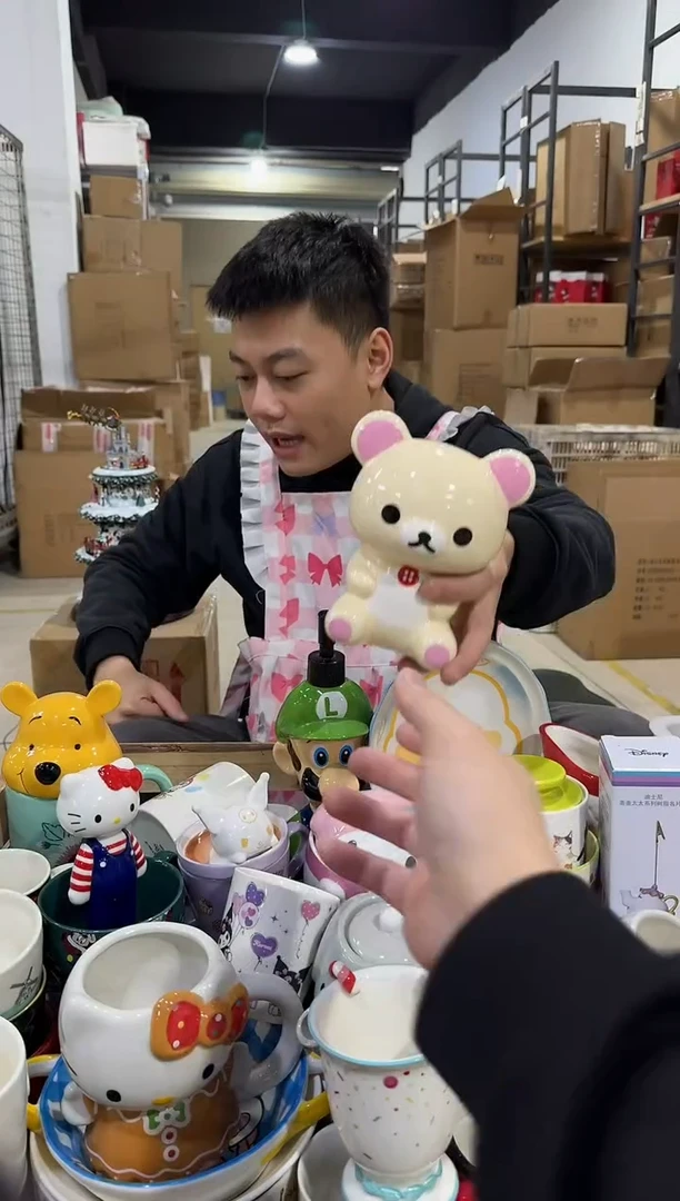 瓷片米黄色轻松熊钱罐