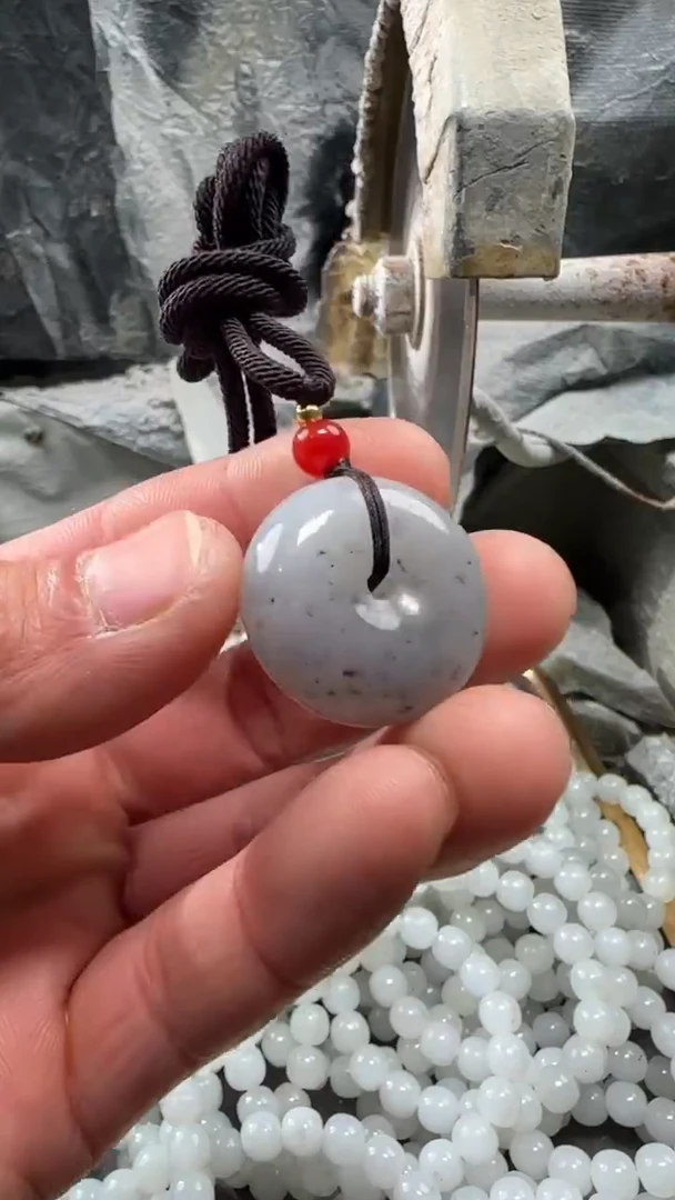 颈饰未镶嵌和田玉吊坠