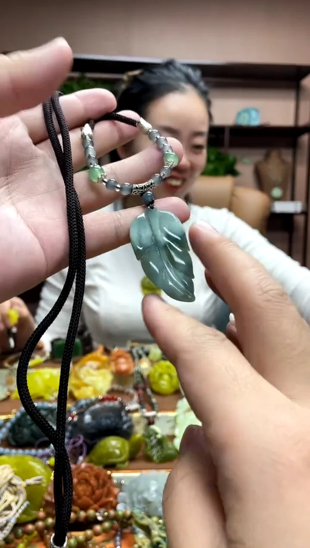 未镶嵌岫玉颈饰·