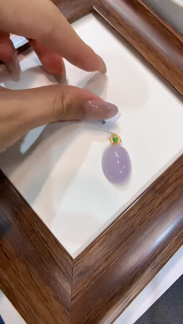 颈饰18K金镶嵌翡翠蛋面