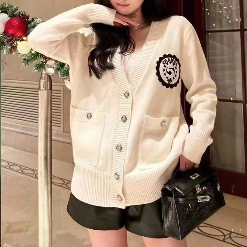 99新 Chanel/香奈儿 40码23C乳白色徽章刺绣钻扣长款开衫