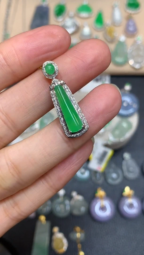 颈饰18K金镶嵌翡翠无事柱【无服务费