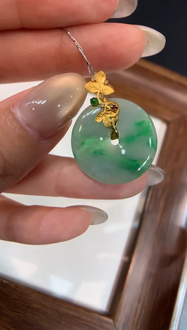 颈饰18K金镶嵌翡翠平安扣