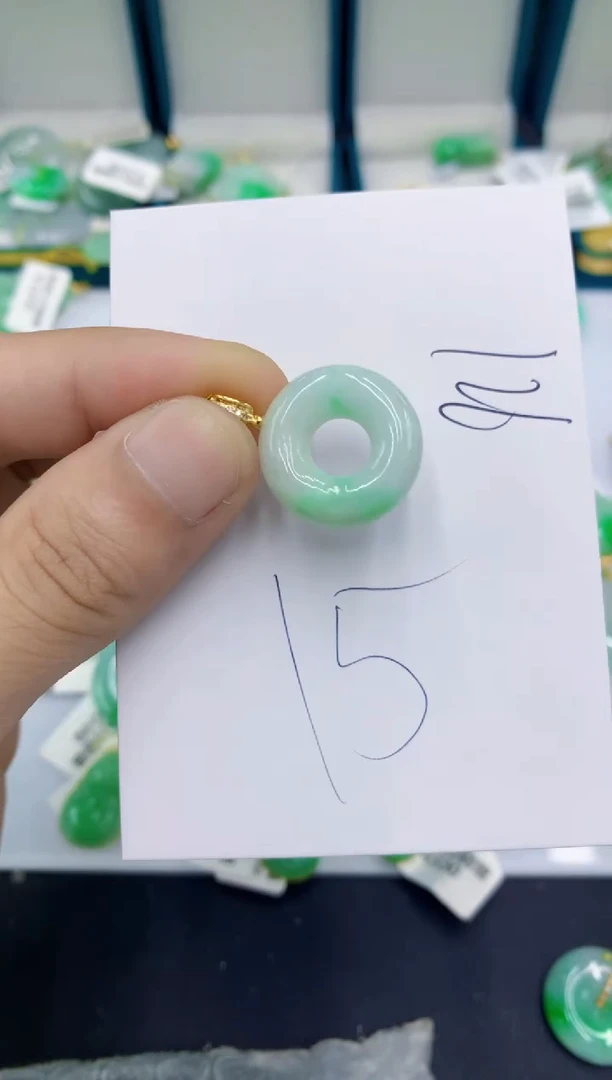 翡翠挂件未镶嵌翡翠