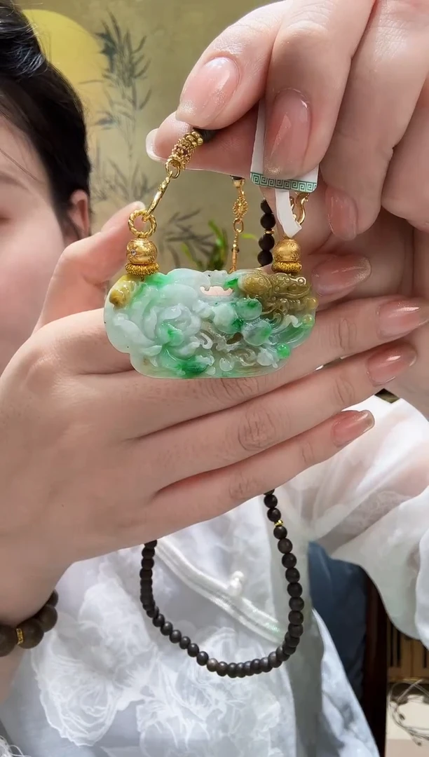 颈饰未镶嵌翡翠吊坠