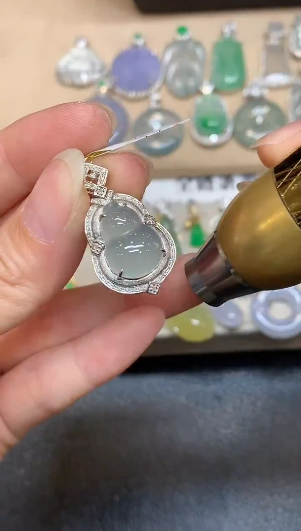 颈饰18K金镶嵌翡翠葫芦【无服务费