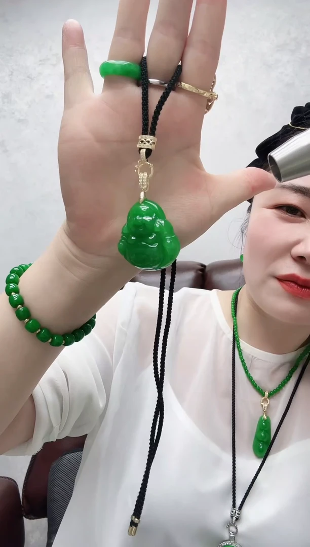 吊坠(赠链)未镶嵌翡翠满绿佛公中号