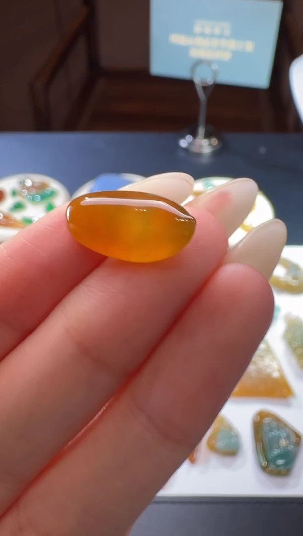 定制翡翠未镶嵌高冰黄翡裸石材料包工