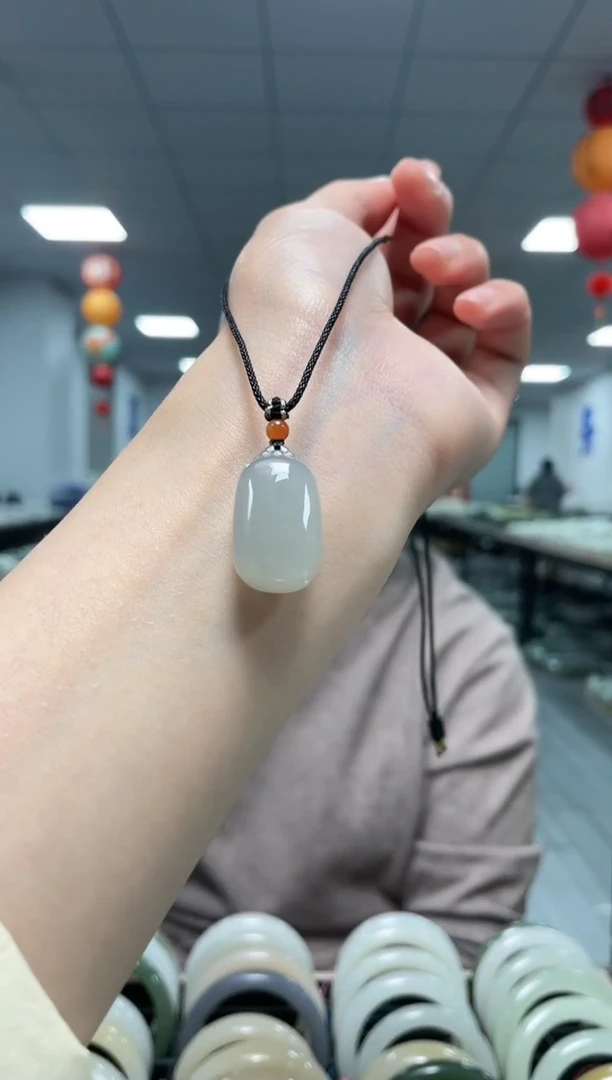 颈饰未镶嵌和田玉烟紫小无事牌挂件一件