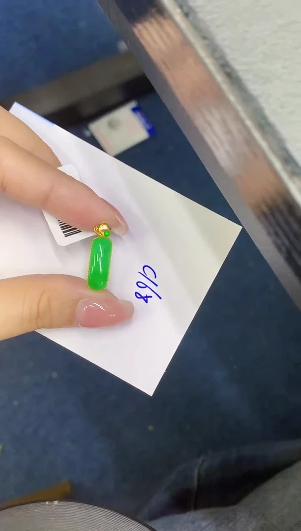 翡翠18K金镶嵌颈饰缅甸天然翡翠A货