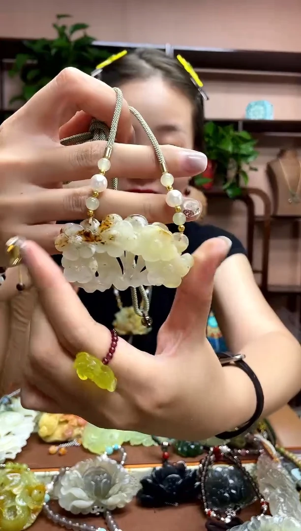 未镶嵌岫玉颈饰·