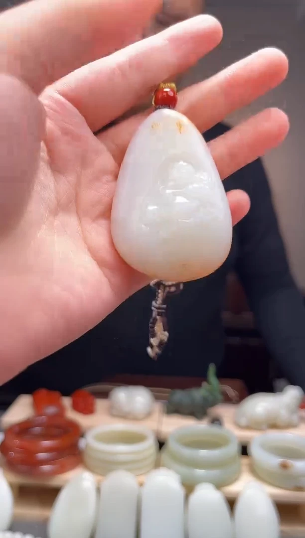 颈饰未镶嵌和田玉吊坠