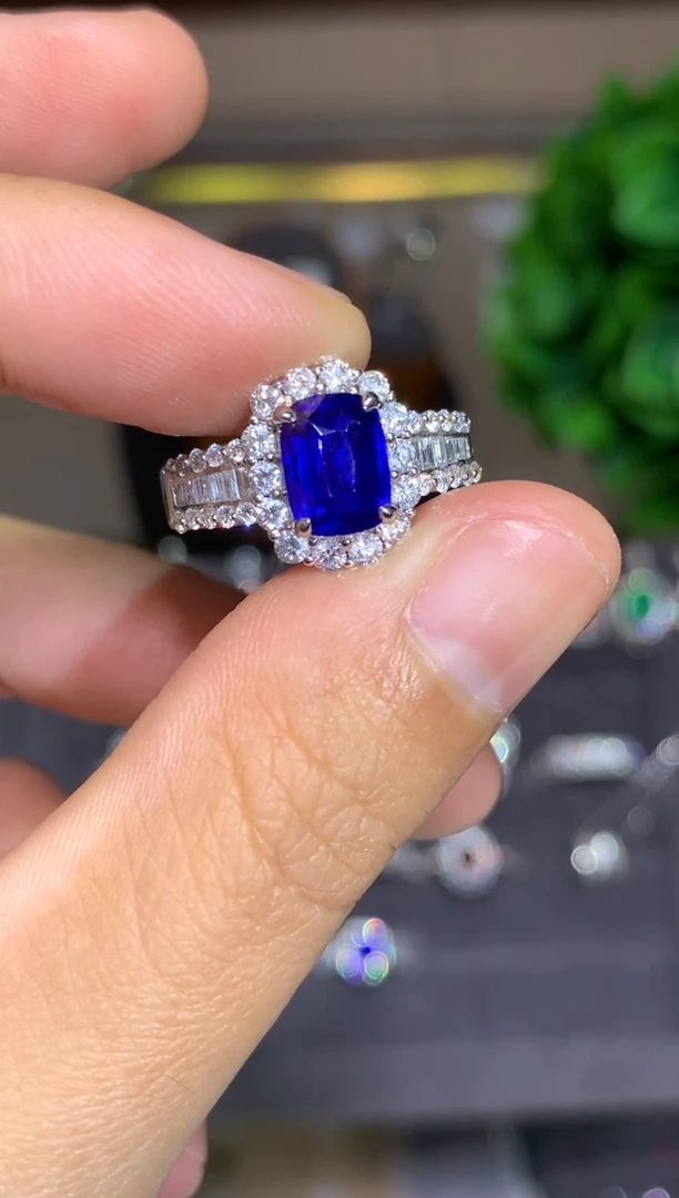 戒指蓝宝石18K金镶嵌1.9CT